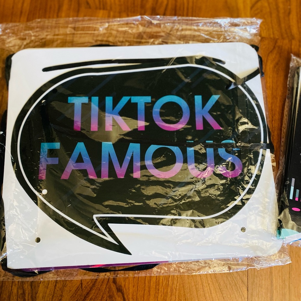 TikTok Party Decor Set - Picture 3 of 7